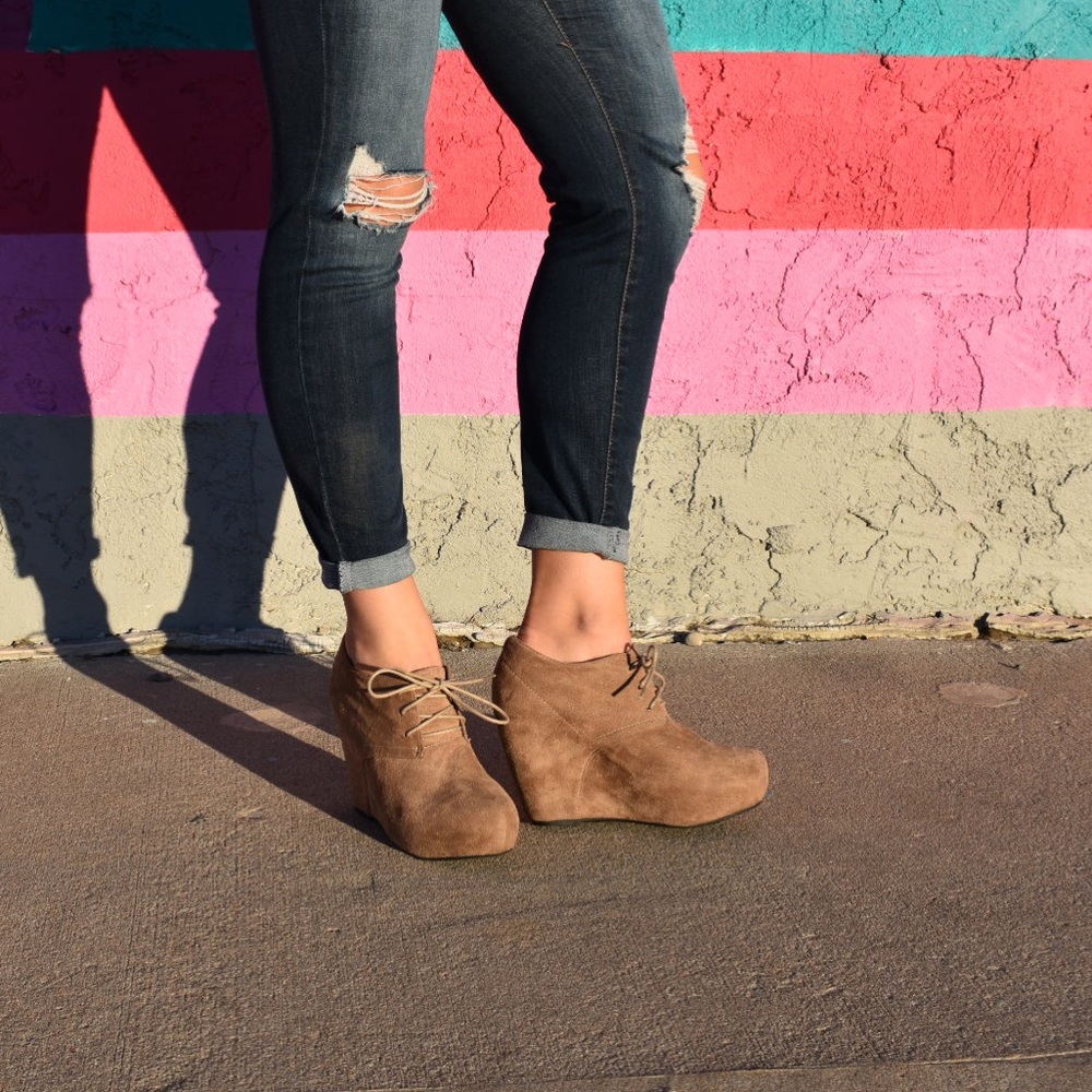 ❌SOLD❌ Tan Suede Tie Up Charlotte Russe Wedges - Picture 3 of 16